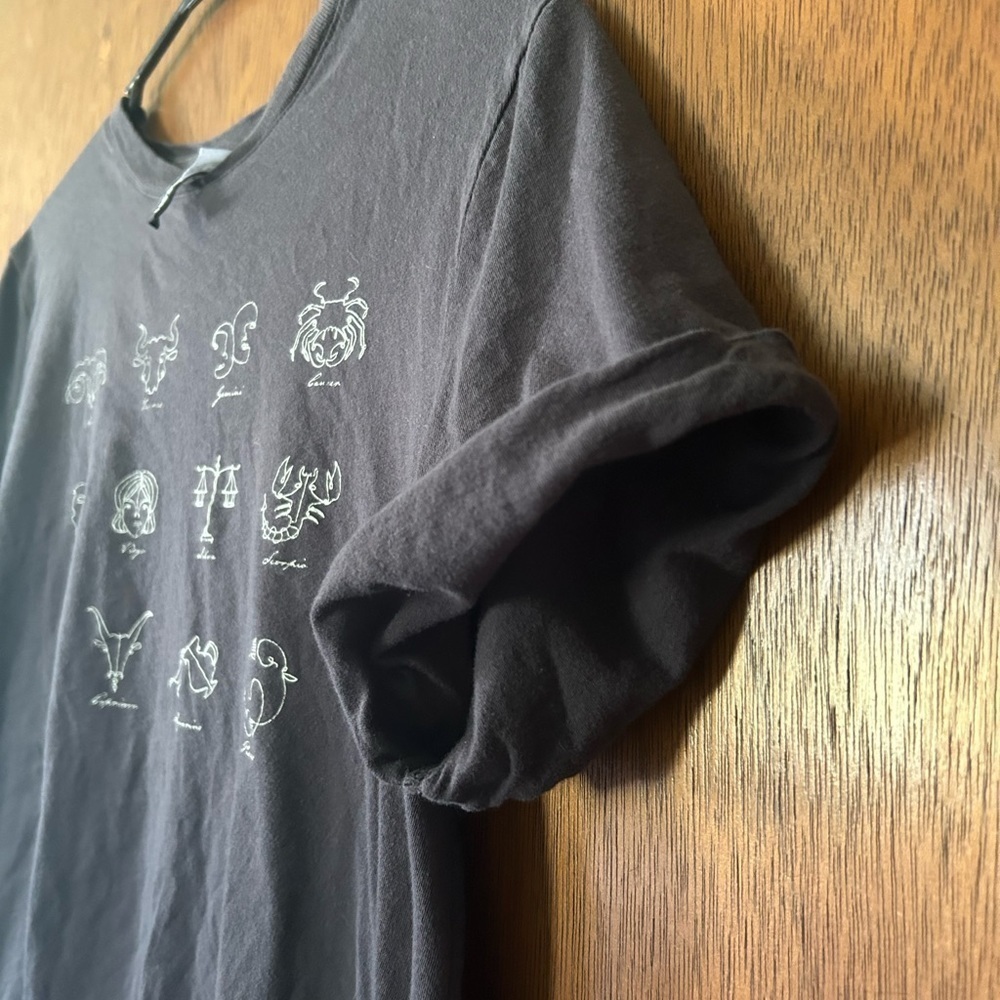 H&M astrology, 100% cotton soft jersey tee with sewn in cuffs on sleeves. Size S - Picture 6 of 6